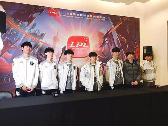 依靠顽强的 依靠顽强的